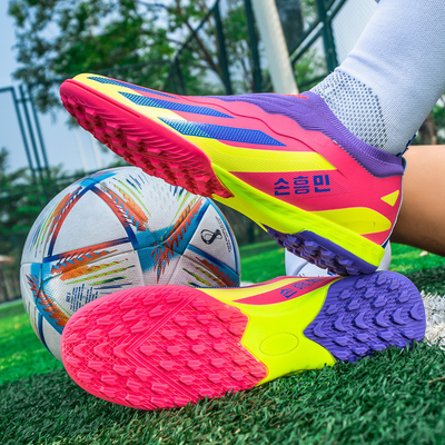 Zapatos de fútbol AG versátiles para césped artificial y campos de césped natural