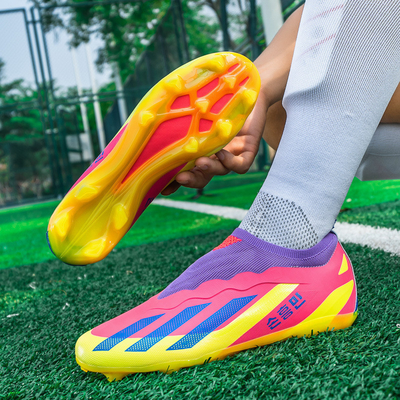 Zapatos de fútbol AG versátiles para césped artificial y campos de césped natural