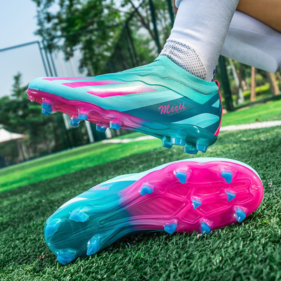 Zapatos de fútbol AG versátiles para césped artificial y campos de césped natural