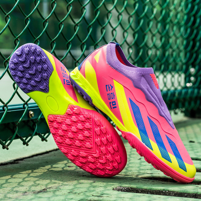 Zapatos de fútbol AG versátiles para césped artificial y campos de césped natural
